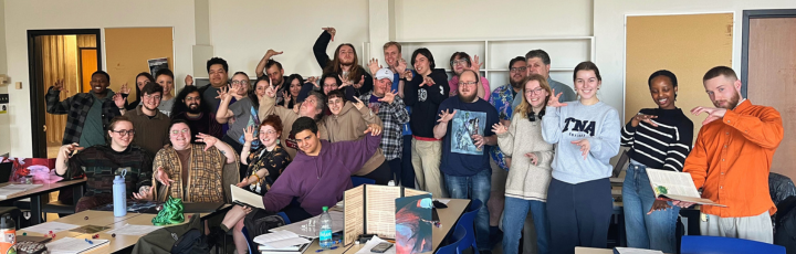 Students from the CULS/POLS 2022 course "Wizards and Elves", posing for a group photo