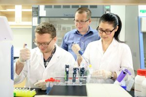 Dr. Bohdan Luhovyy working in his appetite research lab with 2 researchers