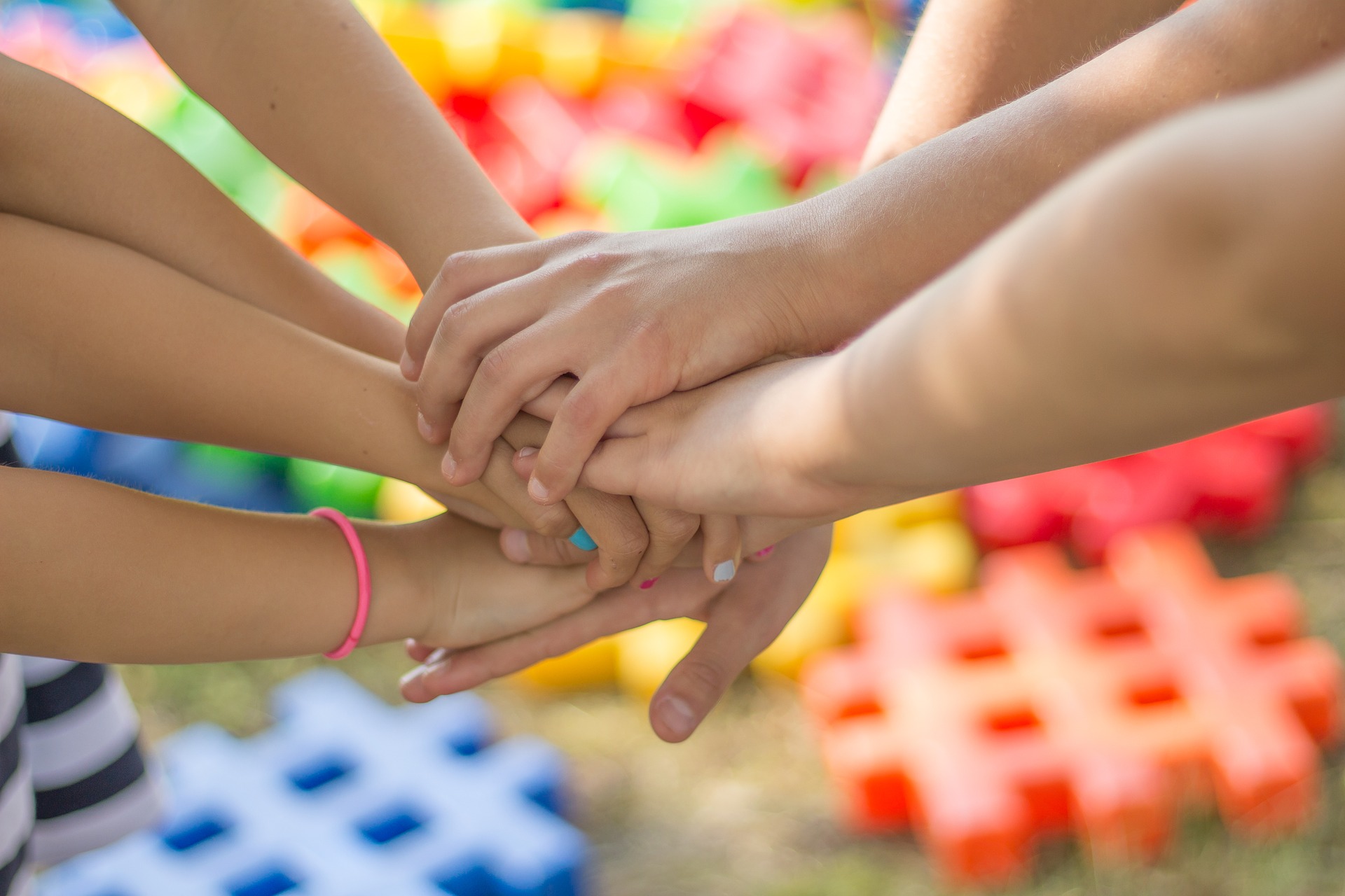 hands-cheer-2847508_1920