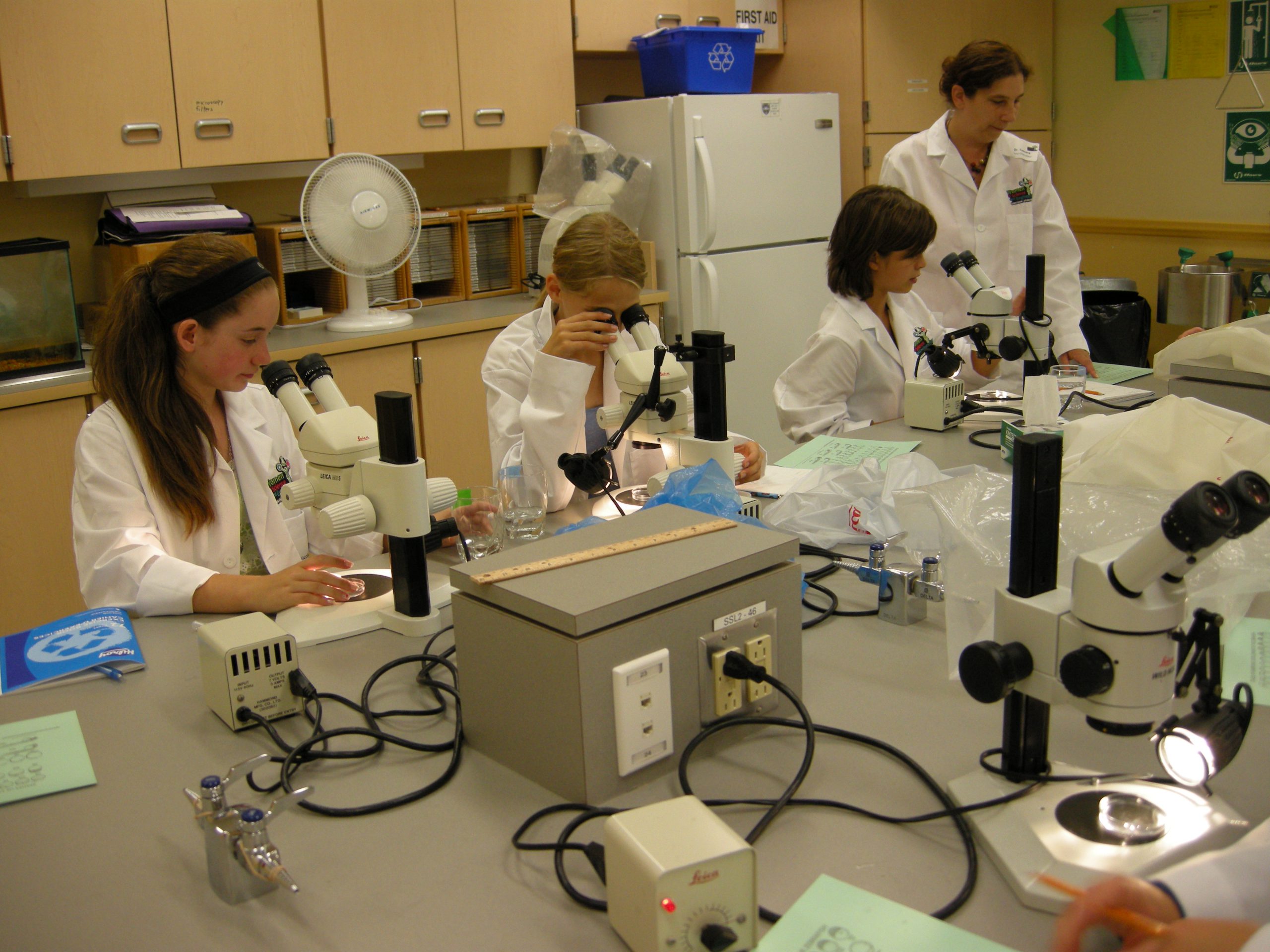 in the lab Nicole, Megan and Dr Franz-Odendaal