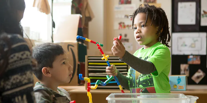 Locating early learning programs in schools provides stable programming infrastructure and allows for potential collaborations between early childhood educators and teachers. (Allison Shelley/The Verbatim Agency for EDUimages), CC BY-NC